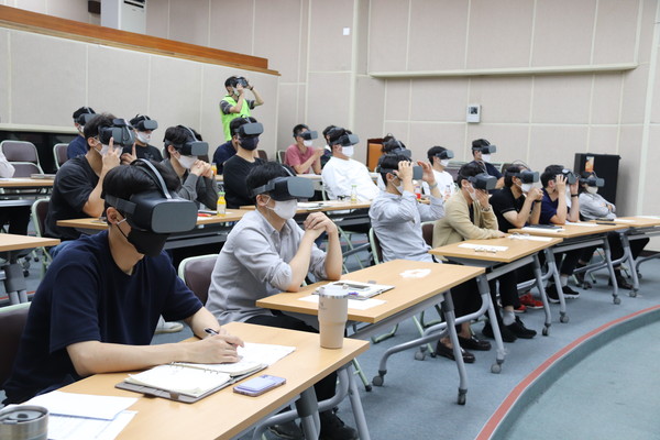 ▲ 용인도시공사(사장 최찬용)는 지난 14일 직원들의 안전의식을 고취시키기 위해 VR(가상현실) 콘텐츠를 활용한 안전교육을 실시했다고 밝혔다.