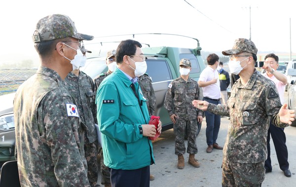 ▲ 박정환 육군참모총장, 경주시 천북면 시설재배 농가 찾아 대민지원 장병 격려.