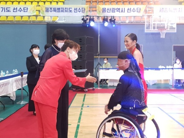▲ 개회식 선수대표선서(왼쪽 위 경기도장애인댄스스포츠연맹 조아라 회장, 아래 대한장애인댄스스포츠연맹 유채옥 회장, 오른쪽 위 경기도 박미주 선수, 아래 경기도 문진호 선수).