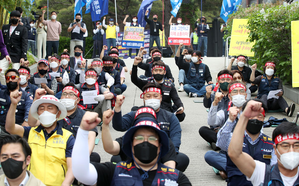 ▲ 서울 용산구 이재용 삼성전자 부회장 자택 앞에서 삼성전자 노동조합 공동교섭단이 노사협의회 교섭 중단과 노동조합 단체교섭권 쟁취를 촉구하며 전국의 노동조합 및 시민사회단체에 연대투쟁 요청 집회를 하고 있다./뉴시스