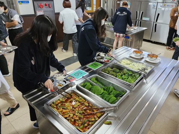 ▲ 경기도교육청(교육감 임태희)이 20일, 학생의 자율권과 선택권을 보장하는 카페테리아식 급식 확대 운영을 본격적으로 추진한다.