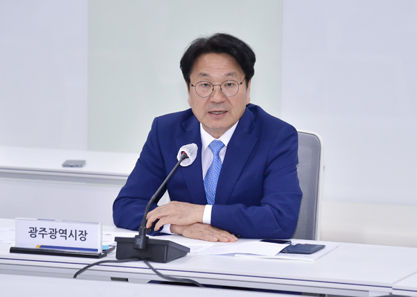 ▲ 투자유치 공동대응 TF회의 진행하는 강기정 시장.