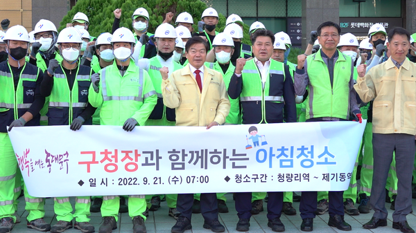 ▲ 이필형 동대문구청장이 21일 환경공무관들과 청량리역 주변을 청소하고 있다.
