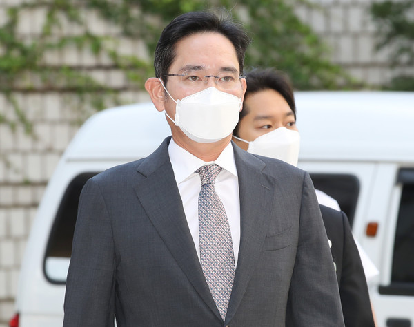 ▲ 이재용 삼성전자 부회장이 23일 오전 서울 서초구 서울중앙지법에서 열린 '회계부정·부당합병 혐의' 관련 속행 공판에 출석하고 있다.