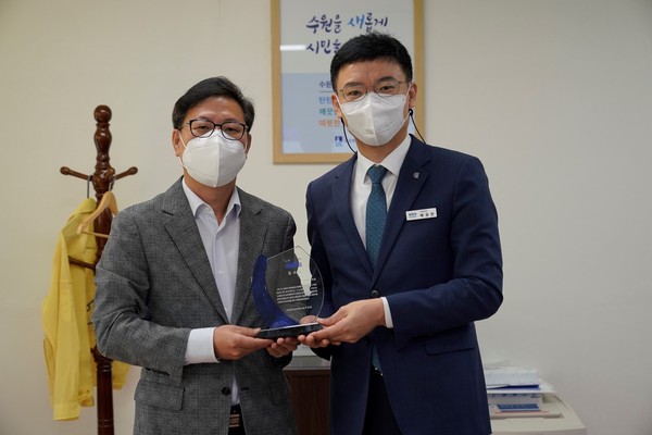 ▲ 경기도주식회사, 수원시에 배달특급 성공 기념 감사패 전달.