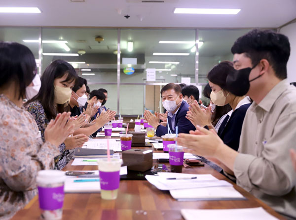▲ 영광군수와 90년대생 직원들이 이야기를 하고있다.