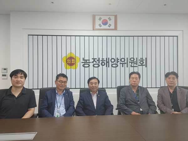 ▲ 김성남 위원장과 언론인 단체사진.