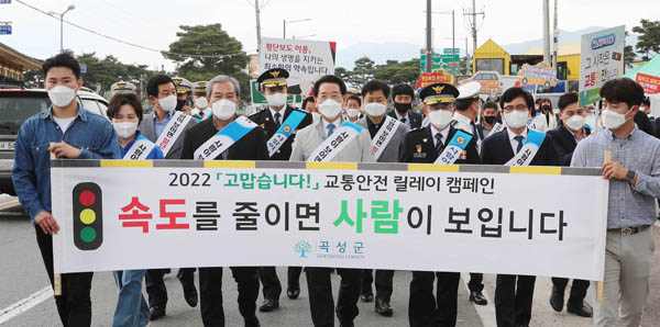 ▲ 교통사고 줄이기 릴레이 캠페인 나선 김영록 도지사.
