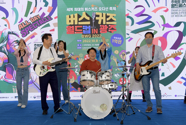 ▲ 킬러 콘텐츠 & 라인업 발표회에서 깜짝 무대 선보이는 강기정 시장.