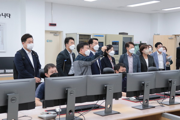 ▲ 행정사무감사특별위원회 위원들이 광역자원회수시설을 현장확인 하고 있다.