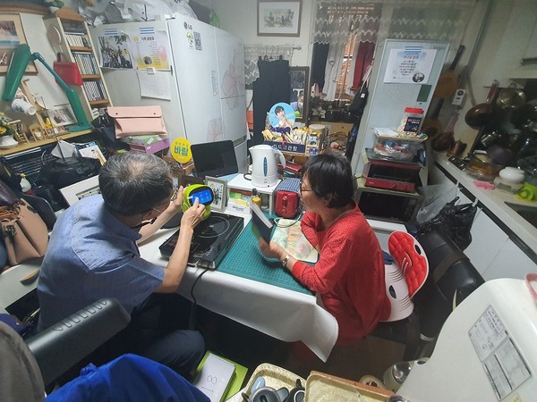 ▲ 전문강사가 가정방문하여 교육진행하는 모습.