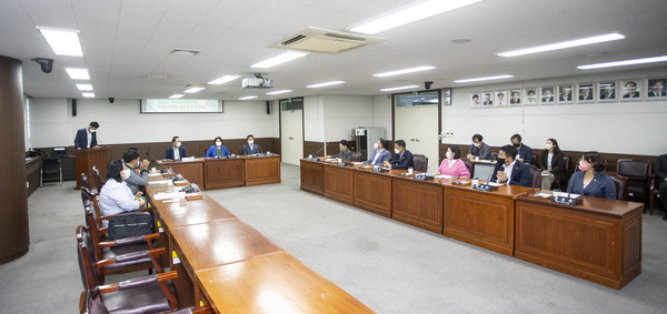 ▲ 안산시의회 의원들이 안산시 주민자치협의회 관계자들과 지난 26일 간담회를 가졌다. 사진은 이날 간담회 중 한 장면.