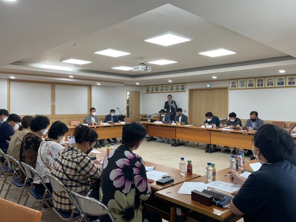 ▲ 여주도시관리공단(이사장 여세현)은 지난 22일 가남읍사무소 2층 회의실에서 여주시청, 여주시체육회, 가남읍자치위원회 등 30여 명이 참석한 가운데 지역맞춤형 시설 운영을 위한 가남체육센터 간담회를 개최했다고 전했다.