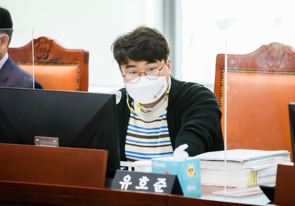 ▲ 유호준 의원, 환경교육정책위원회 구성 관련 개정안 질타.