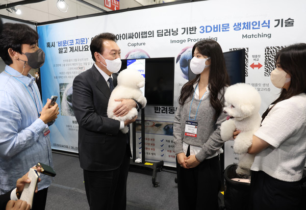 ▲ 비문 기반 반려견 인식기술 시연 앞서 강아지 안은 윤석열 대통령. /뉴시스