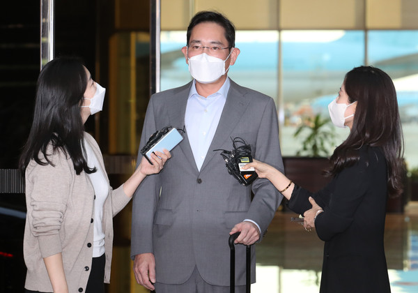▲ 북중미·유럽 출장을 마친 이재용 삼성전자 부회장이 21일 오후 서울 강서구 서울김포비즈니스항공센터를 통해 귀국하며 취재진 질문에 답하고 있다.