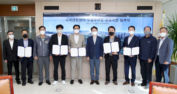 ▲ 주차공유 사업 협약식에서 성수동 지식산업센터 관계자와 기념사진을 찍는 정원오 성동구청장 (가운데).
