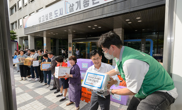 ▲ 양천구 ‘2022 사랑의 기부나눔박스 전달식’ 참여한 이기재 양천구청장.