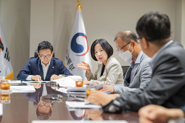 ▲ 원희룡 국토교통부 장관과 면담 가지는 이수희 강동구청장.
