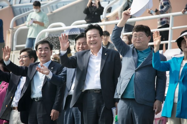 ▲ 최성운 의장이 시민들을 향해 인사하고 있다.