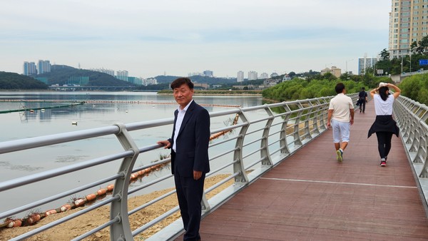 ▲ 순환산책료 보도교 점검 모습.