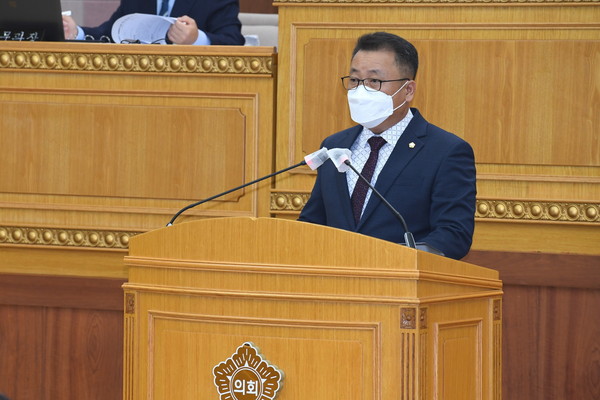 ▲ 정현호 의원이 제346회 정례회 제3차 본회의에서 ‘의정부시 자원회수시설 이전 건립 철회 촉구 건의안’을 대표 발의하고 있다.