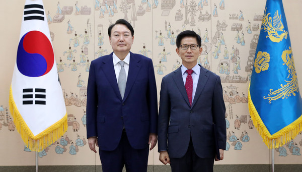 ▲ 윤석열 대통령, 김문수 경제사회노동위 위원장 위촉장 수여 기념촬영. /뉴시스