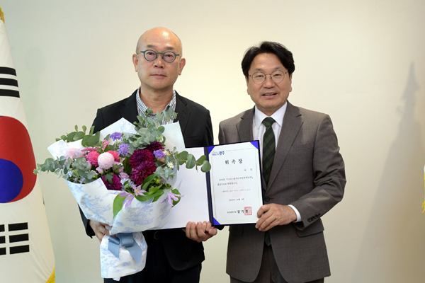 ▲ 나건 교수 2023광주디자인비엔날레 총감독 위촉장 수여하는 강기정 시장(오른쪽).