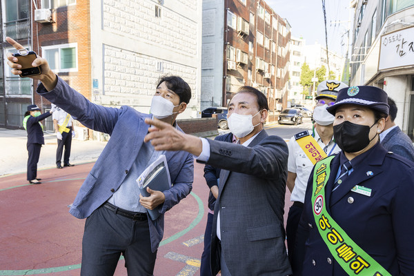 ▲ 부현초등학교 교통안전 캠페인 현장 살피는 윤환 계양구청장.
