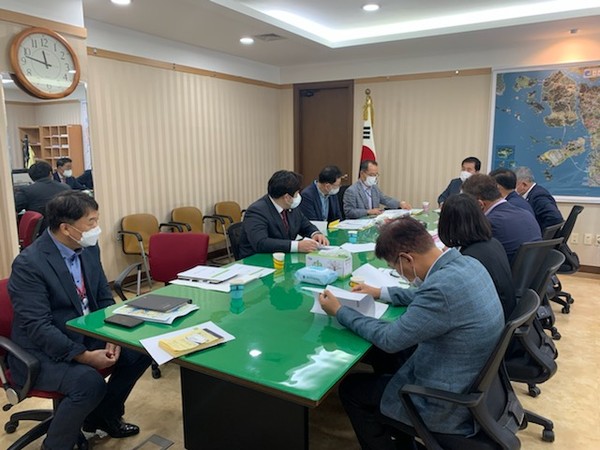 ▲ 인천시의회 건설교통위원회 방문한 옹진군의회 의원들.