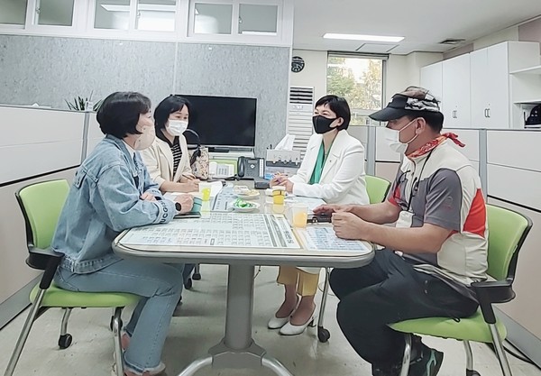 ▲ 이채명 의원, 호계3동 리치밸리아파트 주민불편 민원해결 논의 모습.