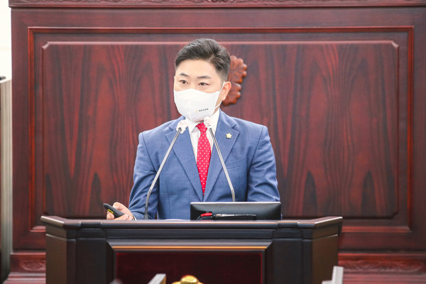 ▲ 화성시의회(의장 김경희) 제215회 정례회 2차 본회의가 4일 오전 10시에 개최된 가운데 김종복(국민의힘, 동탄4~동탄6), 오문섭(국민의힘, 반월·동탄3), 공영애(국민의힘, 봉담갑·향남·팔탄·양감·정남) 의원은 지역 불균형, 화성-수원의 불합리한 행정구역 경계 조정, 청소년을 위한 시설 부족의 문제점을 지적하며 시정 질문을 실시했다.