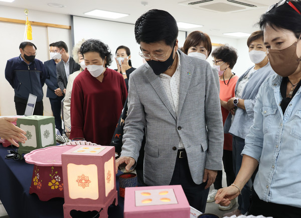 ▲ ‘전통문화 아카데미’ 수료식 및 작품전시회에 참석한 서강석 송파구청장.