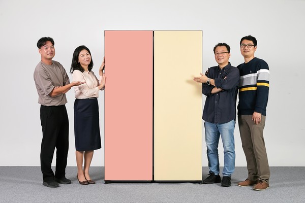 ▲ 삼성전자 생활가전사업부 CX팀 이보나 상무와 팀원들이 인간공학디자인상 '그랑프리'를 수상한 비스포크 1도어 냉장고를 소개하고 있는 모습./뉴시스
