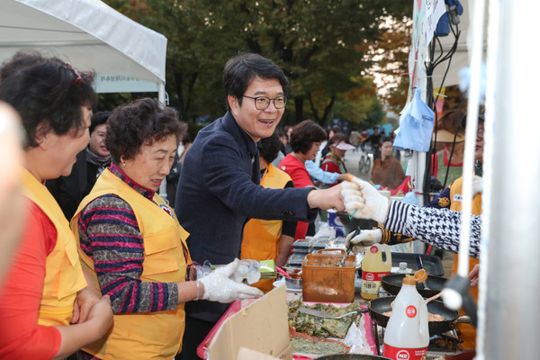 ▲ 2019년 제3회 도시재생축제에서 주민들과 인사하고 있는 정원오 성동구청장.