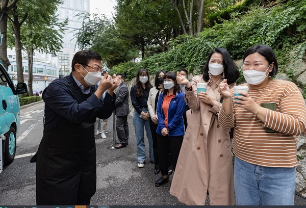▲ 좋은친구와 함께하는 한모금 커피차 이벤트 가진 김경호 광진구청장.