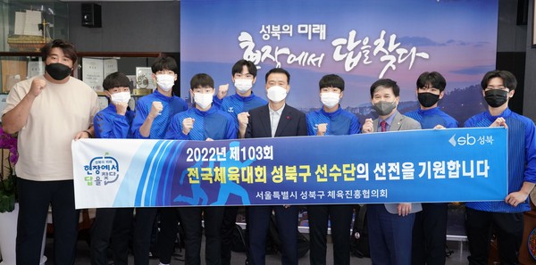 ▲ 성북구 체육진흥협의회가 성북구청장실에서 고대사대부고 핸드볼팀에 격려금을 전달하며, 좋은 경기를 펼치기를 응원했다.