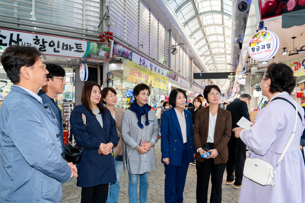 ▲ 소사종합시장 방문한 용인시의회 의원연구단체 '도시활력소'.