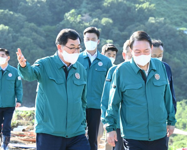 ▲ 윤석열 대통령 왕신저수지 복구 현장 찾아.