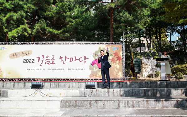 ▲ 길음로 한마당 행사에서 주민들에게 인사하는 이승로 성북구청장.