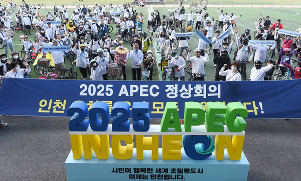 ▲ 유정복 인천광역시장이 ‘2025 APEC 정상회의 인천 유치기원 2022 송도 슬로우 롤’에서 참가자들과 기념촬영을 하고 있다.
