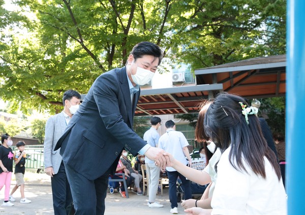 ▲ 주민과 소통하는 이영훈 미추홀구청장.