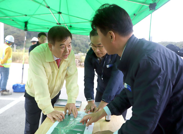 ▲ 영광불갑산상사화축제 현장 점검 나선 강종만 영광군수.