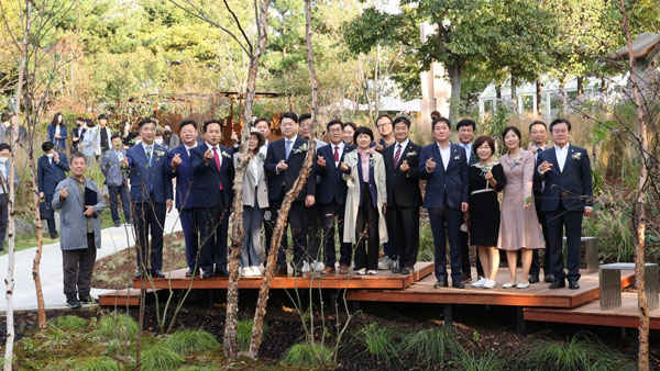 ▲ 경기정원문화박람회 찾은 도시환경위원회 위원들.