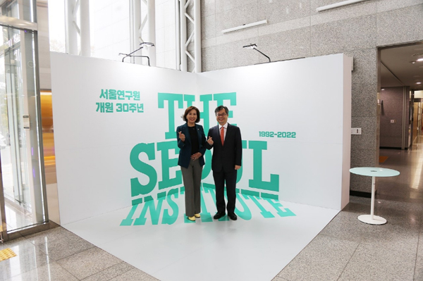 ▲ 서울연구원 개원 30주년 기념식 참석해 기념촬영하는 이숙자 위원장.