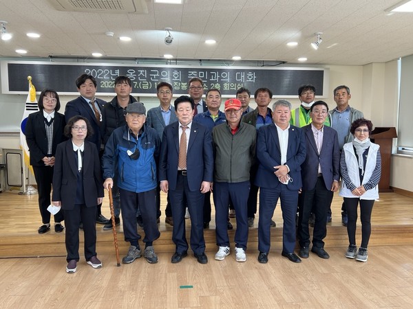 ▲ 2022년 옹진군의회 의원 도서방문 단체사진.