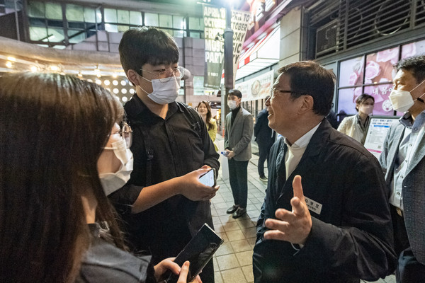 ▲ ‘현장, 청년을 만나다’에서 청년 이야기 경청하는 김경호 광진구청장.