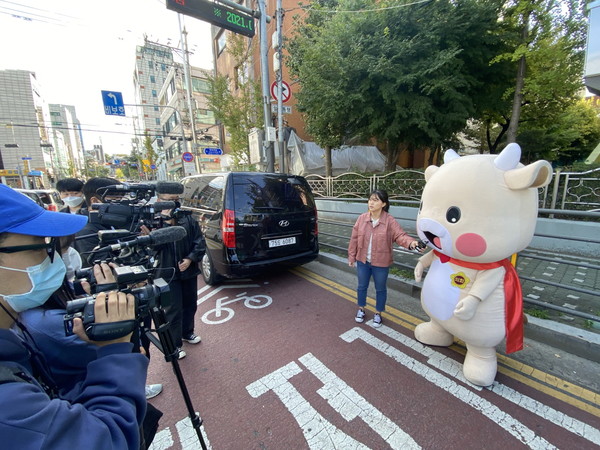 ▲ 경기도의회 마스코트 ‘소원이’ 한류 퍼레이드 참가 모습.