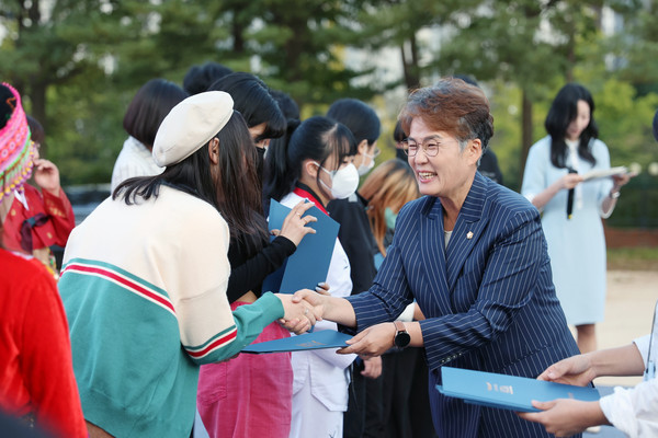 ▲ 청소년들과 인사나누는 송미희 의장.