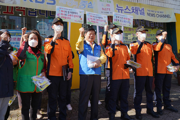 ▲이필형 동대문구청장(사진 가운데)이 11일 오전 답십리사거리에서 진행된 안전점검 캠페인에 참여했다.